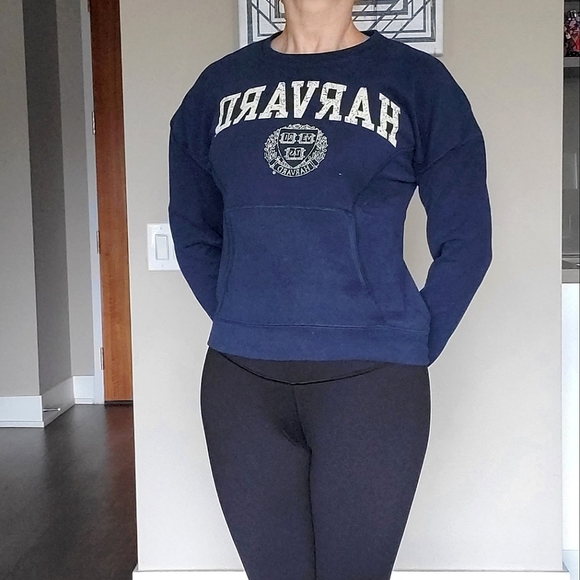 ๐ HOST PICK ๐ Harvard University Cotton Sweatshirt - Picture 4 of 16